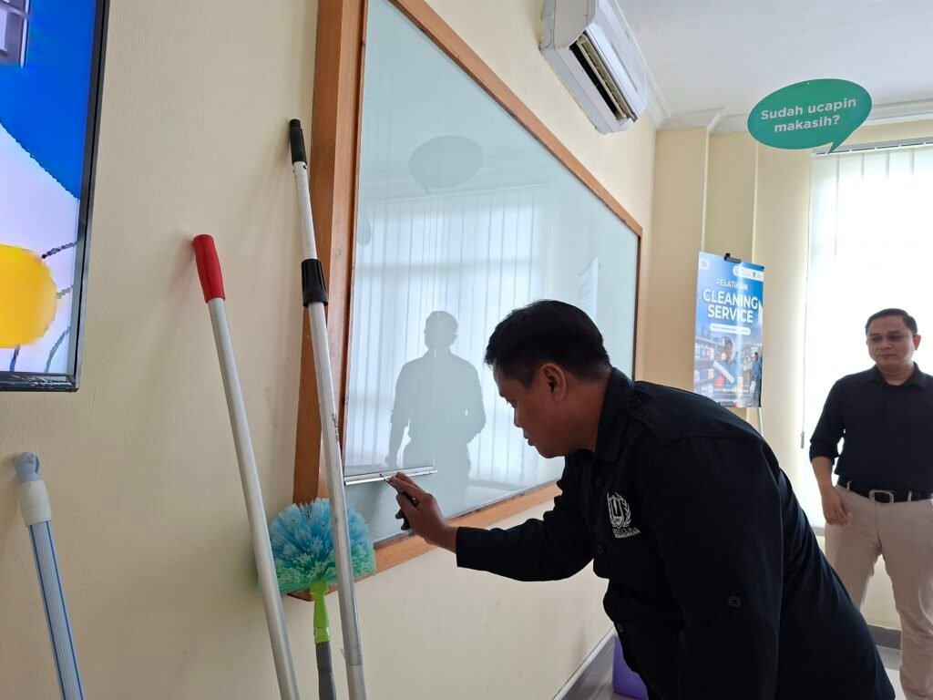 Kegiatan praktik pelatihan cleaning service, Karawaci, 13 April 2026.