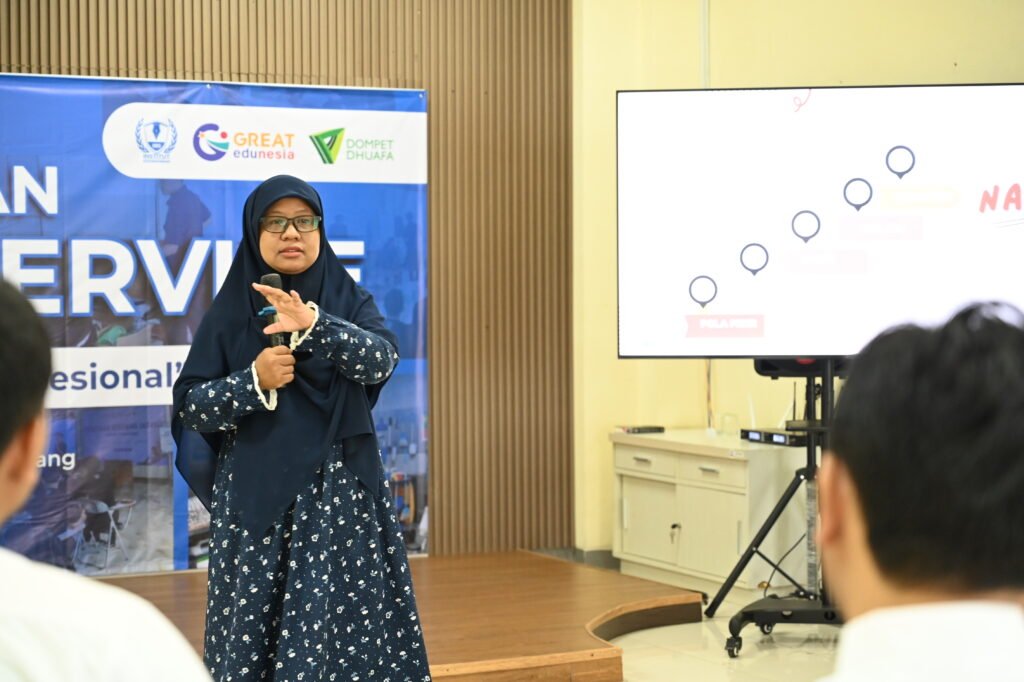 Kegiatan softskill mental block oleh Sri Apriyanti dalam pelatihan cleaning service, Karawaci, 10 April 2026