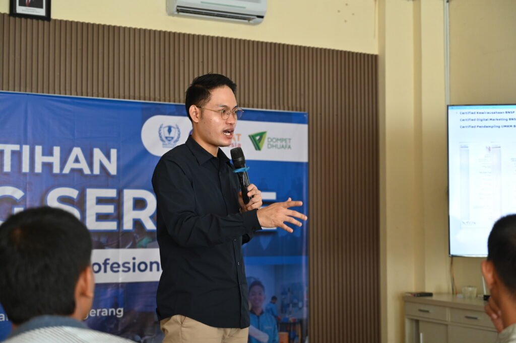 Kegiatan softskill komunikasi service excellent oleh Edy Fajar dalam pelatihan cleaning service, Karawaci, 10 April 2026.